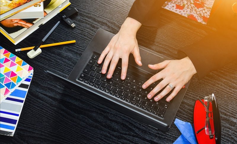 girl-3041375_1280-min